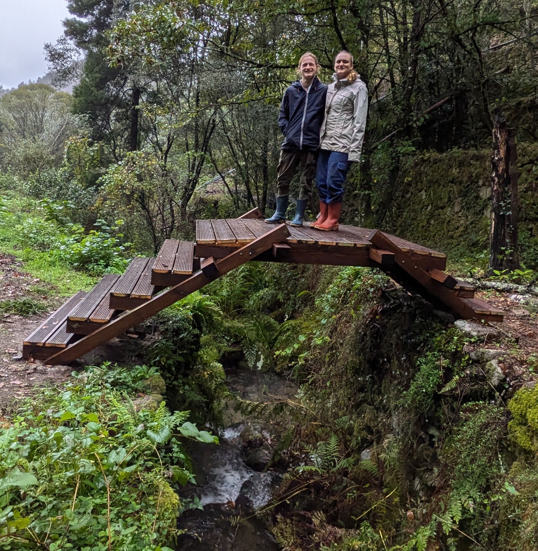 Physical demonstration of Da Vinci's interlocking bridge structure